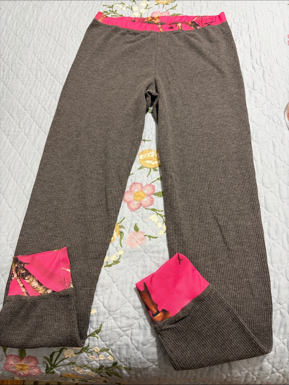 Mossy Oak Woman’s grey thermal/pajama Pant hot pink camo waistband Size Large